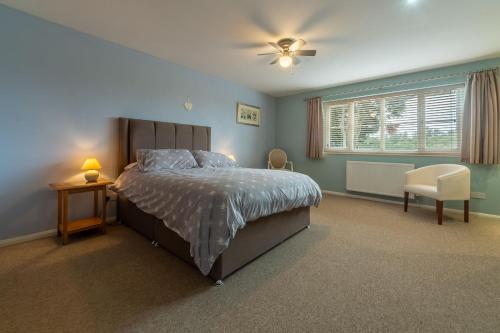 斯肯索普Southview Annexe的卧室配有床、椅子和窗户。