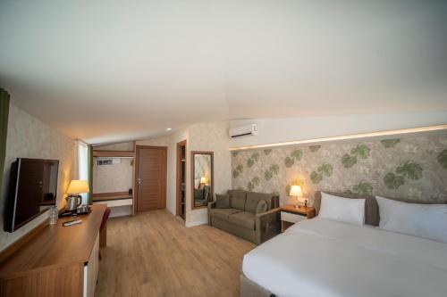 特拉布宗MELL City Hotel Trabzon的酒店客房,配有床和沙发