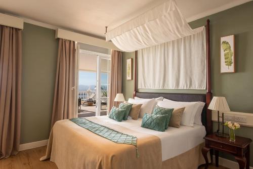 直布罗陀洛克酒店的一间卧室设有一张大床和窗户