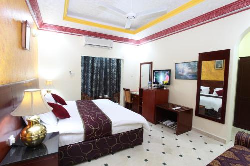 锡卜埃巴加酒店的酒店客房,配有床和电视