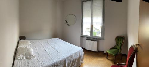 卡斯泰拉尔夸托Monterosso Val D’Arda的卧室配有白色的床和绿色椅子