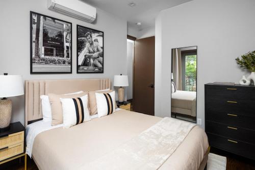 纽约Modern Luxury 3BD and 2BA in the Heart of East Village的卧室设有一张白色大床和一扇窗户。