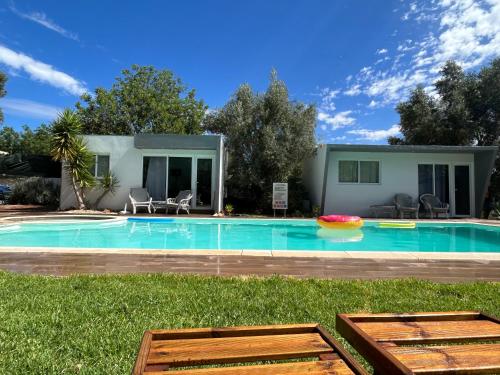 西尔韦斯Quinta da Joia的一座房子前带飞盘的游泳池