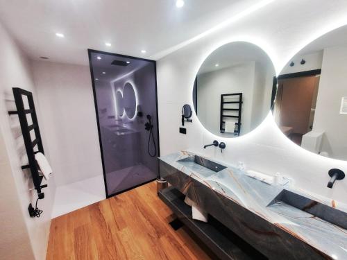 萨拉曼卡Hotel Bardo Recoletos Coco的一间带水槽和镜子的浴室