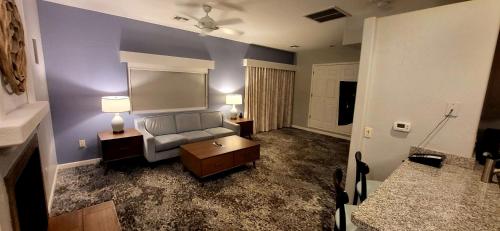 奥罗谷世誉多彩牧场公寓式酒店的客厅配有沙发和桌子