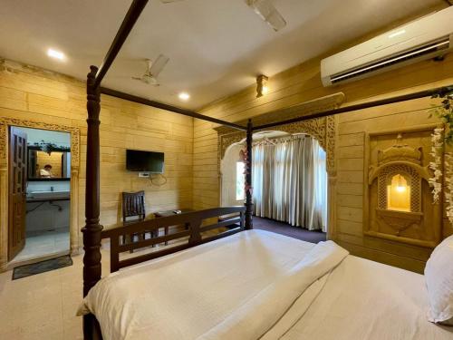 斋沙默尔Jaisalmer Tofu safari的一间卧室配有一张大床和一张书桌