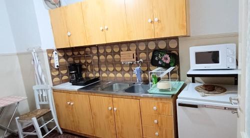 马克罗吉亚罗斯Long Beach Apartment的厨房配有水槽和微波炉