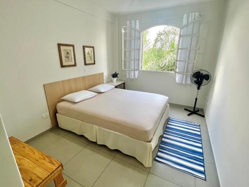 皮拉西卡巴Apartamento Grande - Privado - 3 quartos com 1 suíte的一间卧室设有一张床和一个窗口