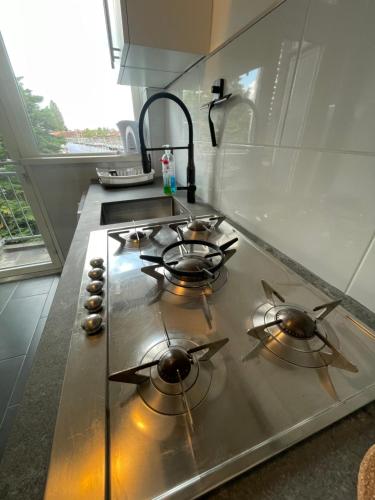 鹿特丹Sunny and spacious apartment的厨房内带3个炉灶的炉灶