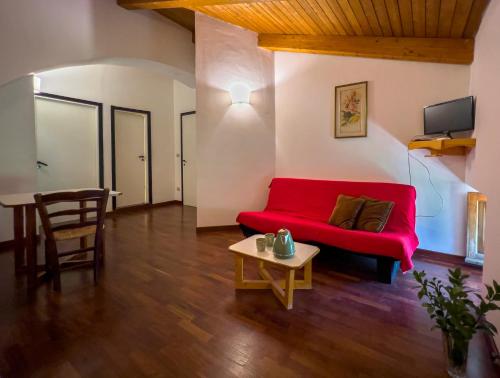LandroFeudo Tudia的客厅配有红色的沙发和桌子