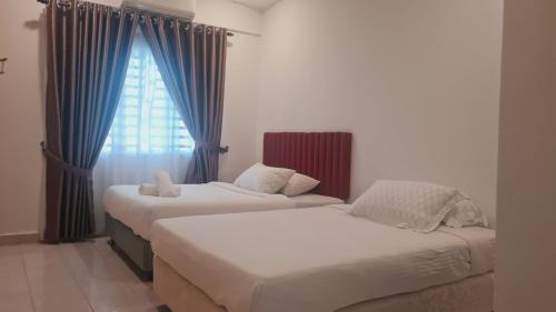 万津Anjung KLIA House 31 With Neflix & Airport Shuttle的配有蓝色窗帘和窗户的客房内的两张床