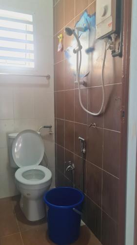 万津Anjung KLIA House 31 With Neflix & Airport Shuttle的一间带卫生间和淋浴的浴室