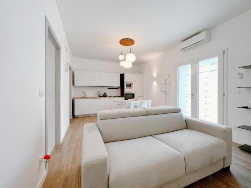 雷焦卡拉布里亚Villa Angelica - Casa Vacanze的带沙发的白色客厅和厨房