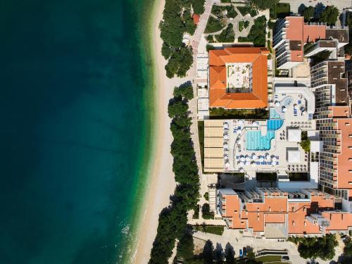图彻皮布鲁萨阿尔加酒店的享有度假胜地和海滩的空中景致