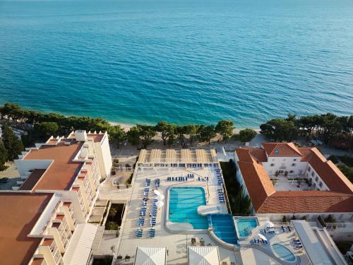 图彻皮布鲁萨阿尔加酒店的享有度假胜地和海洋的空中景致