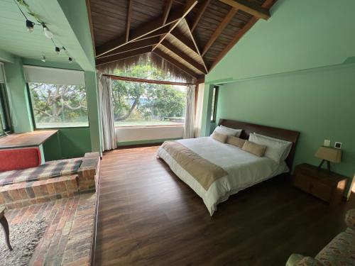 波哥大Hotel Monteluna的一间卧室设有一张床和一个大窗户