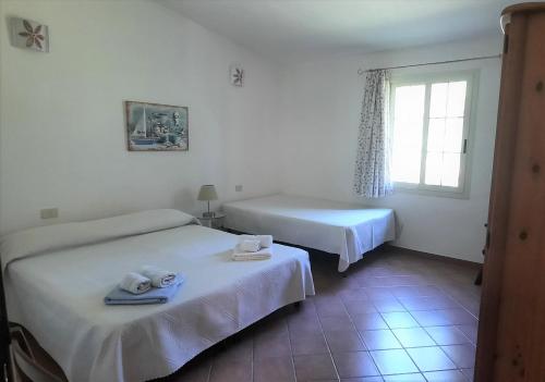 维拉西米乌斯MaLù House的酒店客房设有两张床和窗户。