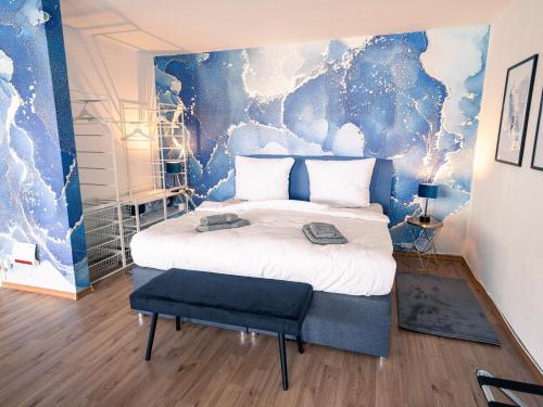莱茵河畔路德维希港City Loft - 5 Min Rhein-Galerie的一间卧室设有一张蓝色墙壁的大床