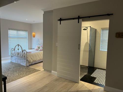 乔治Metanoia Kingswood Golf Estate的一间卧室配有一张床,一扇门通往房间