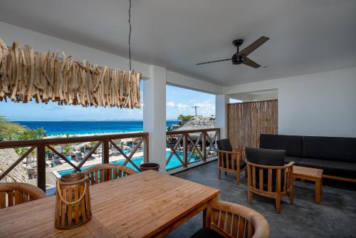 克拉伦代克Bloozz resort Bonaire的一间设有桌子的海景用餐室