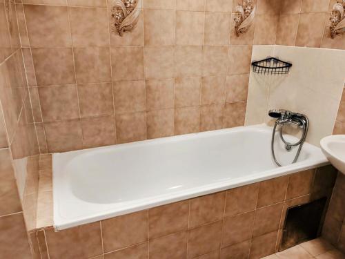 里耶卡Apartman Di Matea的带浴缸和盥洗盆的浴室