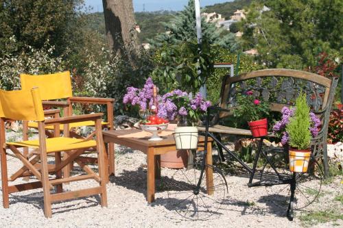 GinasservisLA BERGERIE PROVENCALE的两把椅子和一张带鲜花的桌子