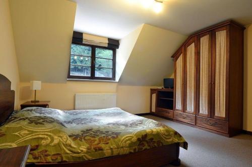 Pokoje gościnne的一间卧室设有一张大床和一个窗户。