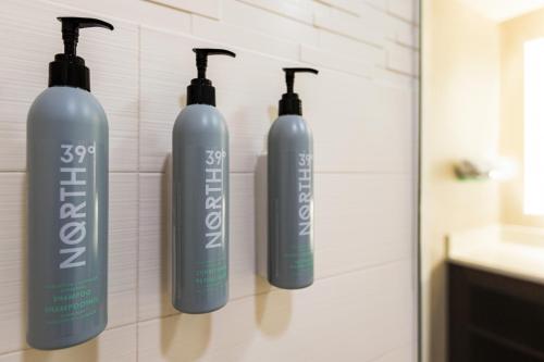 丹佛丹佛樱桃溪原住客栈的浴室墙上的三瓶洗发水