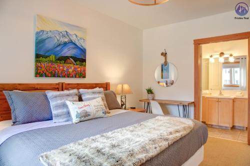 坎莫尔Modern Nordic 2 Bedroom Mountain View Condo的卧室配有一张床,墙上挂有绘画作品