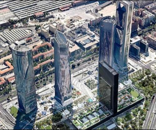 马德里De Frente a 4 torres, Habitación con baño的城市空中景观高楼