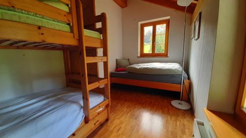 伦策海德Acla Pala的小房间设有两张双层床和窗户