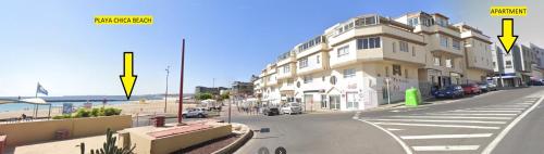 罗萨里奥港海滩附近2V豪华公寓 的享有街道、大楼和海滩的景致。