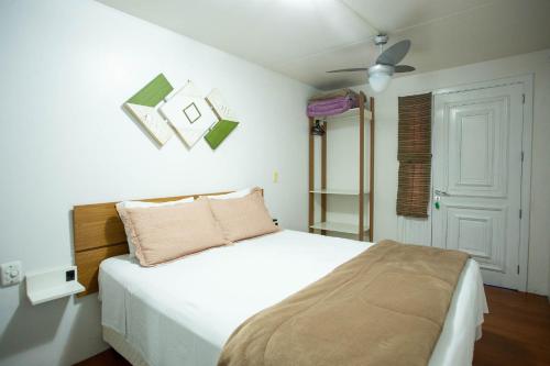 本图贡萨尔维斯Lar do Vale - Vinhedos的一间卧室配有一张床和吊扇
