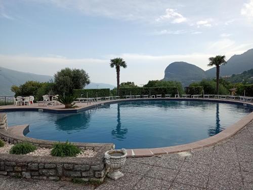 特雷莫西内appartamenti Residenza 1928的一座大游泳池,后面是群山