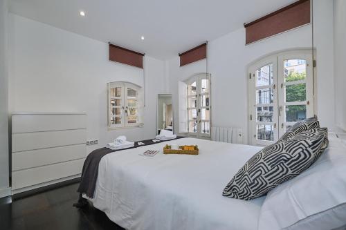 拉科鲁尼亚Galera51 by Serendipia Turismo的白色卧室配有一张带枕头的大白色床