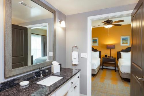 奥兰多世誉奥兰多金斯敦礁酒店的一间带水槽和镜子的浴室