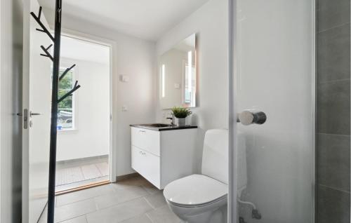 伦讷1 Bedroom Amazing Apartment In Rnne的白色的浴室设有卫生间和水槽。