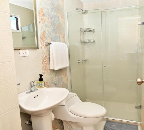 巴兰基亚De estreno, nuevo apto en Barranquilla的浴室配有卫生间、盥洗盆和淋浴。
