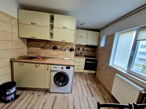 特尔戈维什泰Maribelle Appartments的小厨房配有洗衣机。