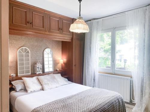 恩坎普Casa Andorrana - ¡A Pie de todo!的一间卧室设有一张床和一个大窗户