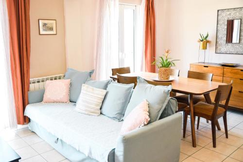 拉夫里翁Spacious & Bright flat with balcony的客厅配有沙发和桌子