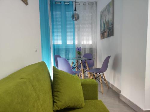 托罗克斯科斯塔Estudio El Faro II的客厅配有绿色沙发和桌子