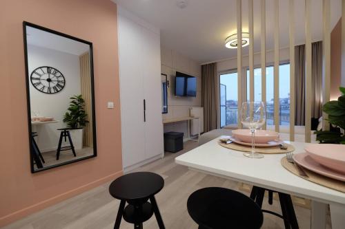 比亚韦斯托克Apartamenty Centrum的客厅配有桌椅和镜子