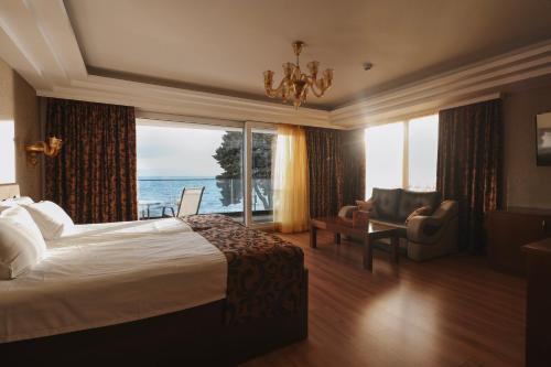 奥赫里德Mr.I Boutique Hotel & Bar的酒店客房设有一张床,享有海景。