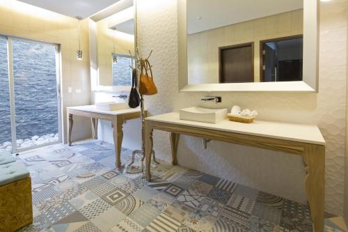 圣何塞罗斯康迪勒斯别墅酒店的浴室设有2个水槽和镜子