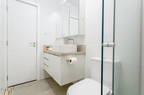 弗洛里亚诺波利斯Ótima localização no Centro para 3 pessoas的白色的浴室设有卫生间和水槽。