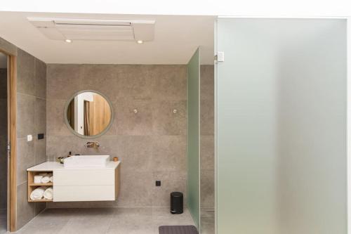 斯姆里卡Villa Ventus的一间带水槽和镜子的浴室