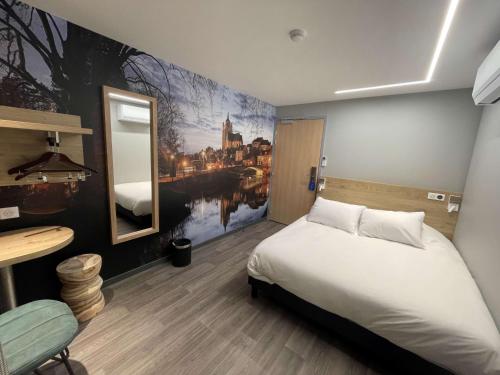 多勒Sure Hotel by Best Western Dole的一间卧室配有一张床、一张桌子和一面镜子