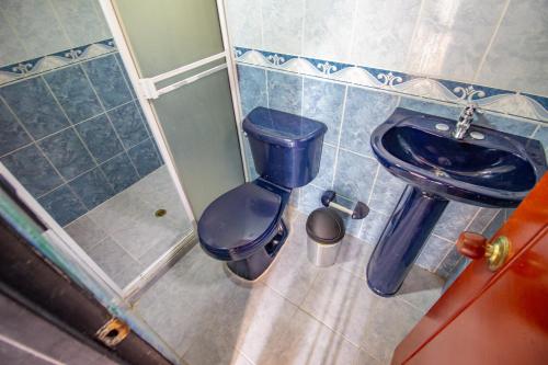 麦德林Apartamento a 3 min del Hospital Pablo tobón uribe的浴室设有蓝色的卫生间和垃圾桶