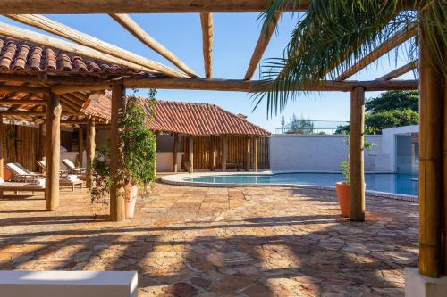 布希奥斯Pousada Villa Rasa的一座带游泳池和大楼的度假村